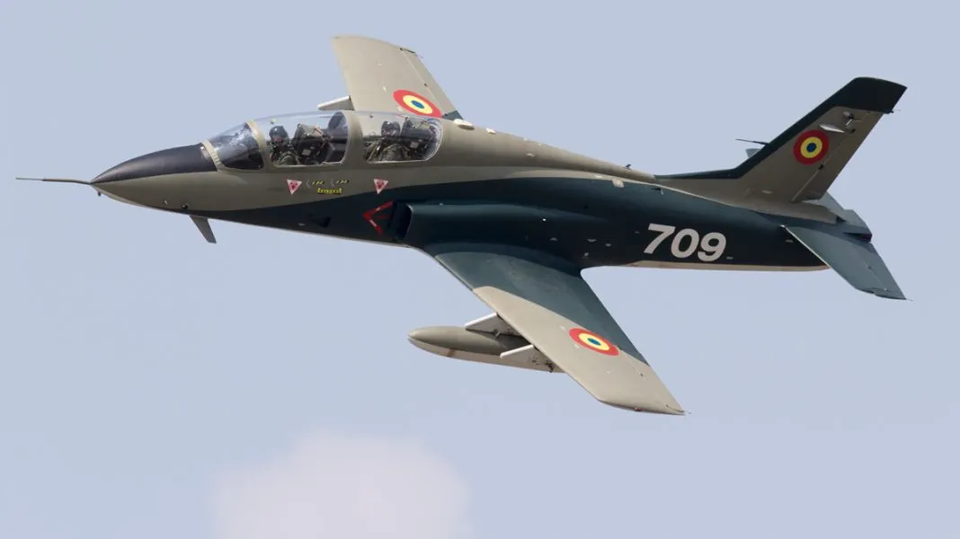 Ea este prima femeie pilot din România, instructor pe un avion echipat cu motor cu reacţie