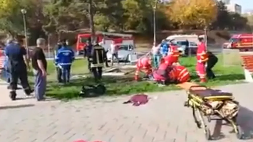 Doi muncitori găsiți în stare de inconștiență într-un colector de ape uzate (VIDEO)