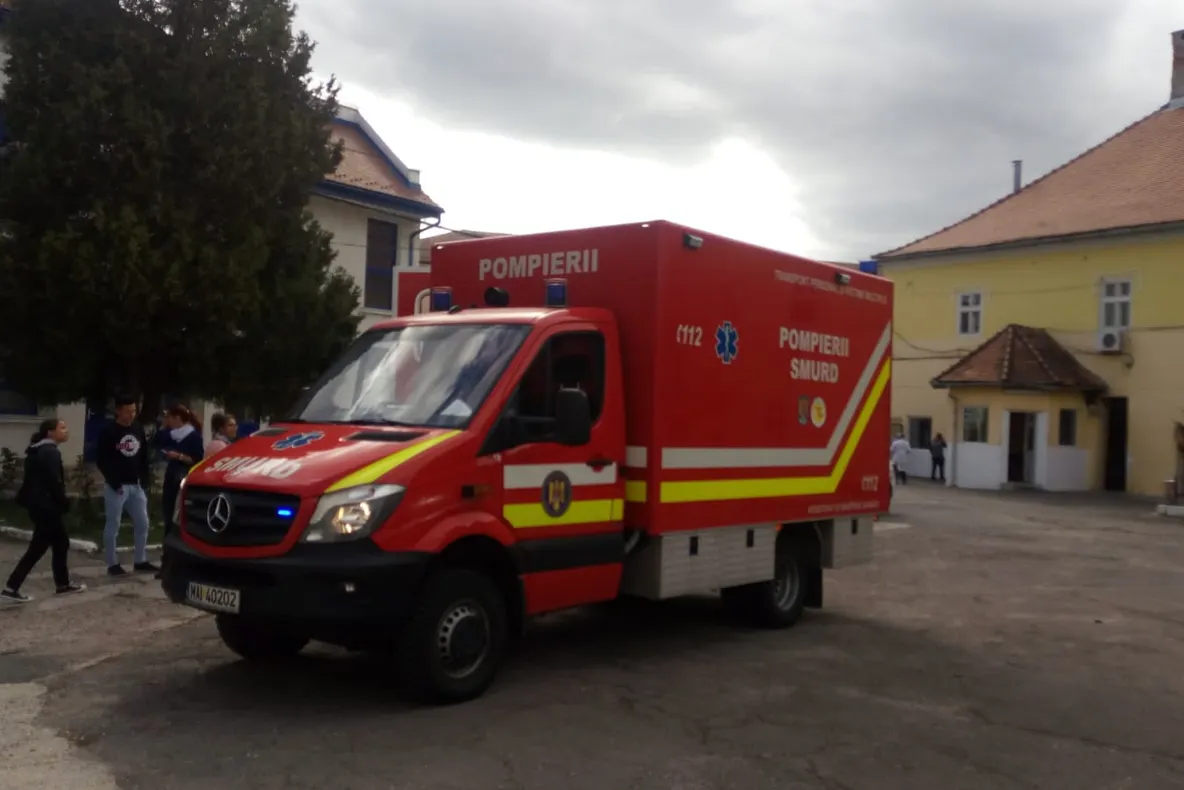 Alertă la un liceu din Sibiu! Şase elevi, transportaţi la spital