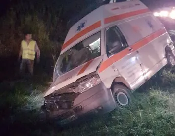 Ambulanţă condusă de un ŞOFER BEAT, implicată într-un grav accident rutier