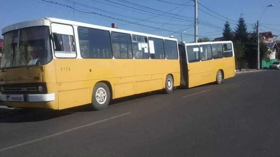 România. Călători în pericol: Un autobuz s-a rupt de la jumătate
