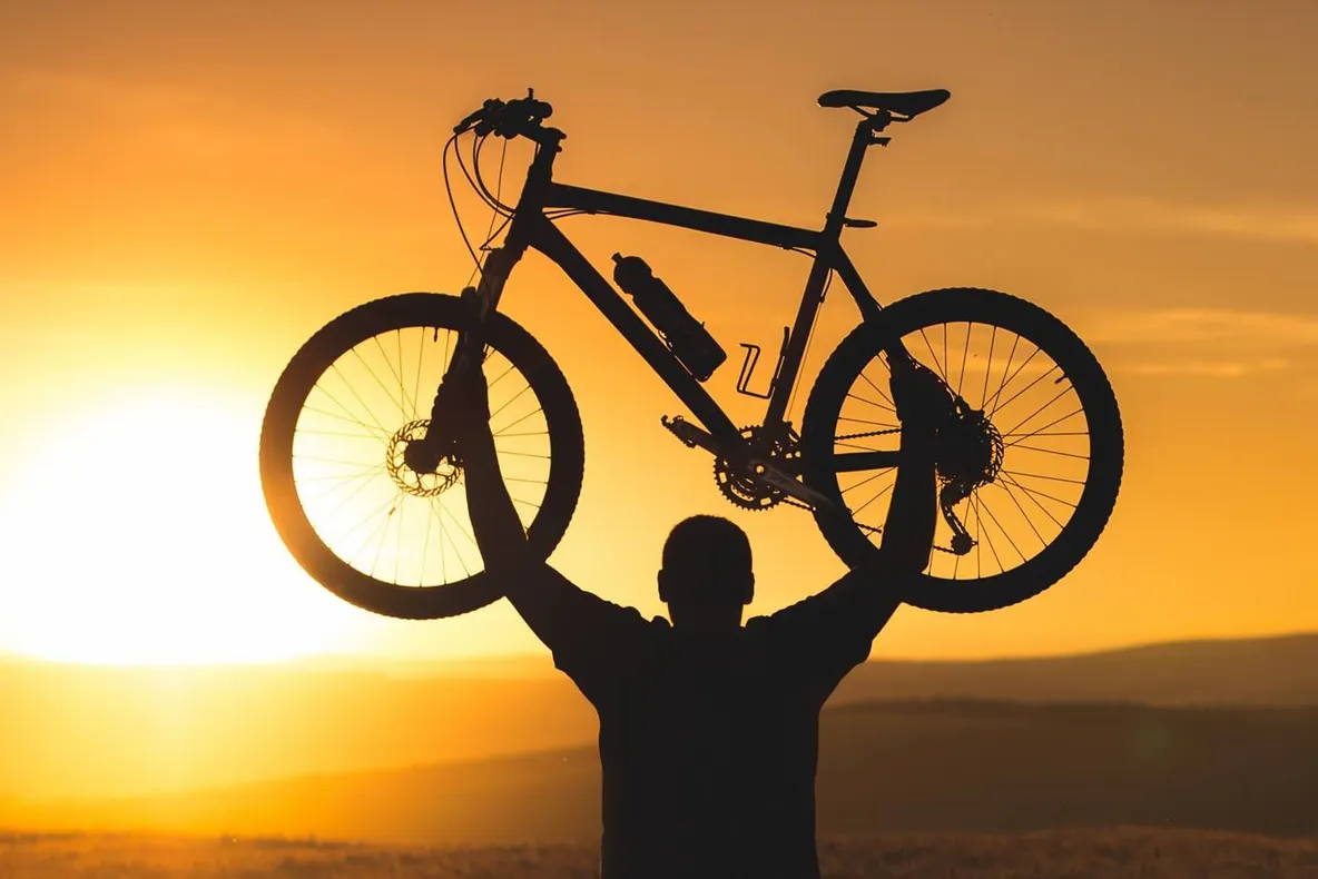 Un britanic care pedalează în jurul lumii a rămas fără bicicletă. Ghici în ce ţară i-a fost furată?