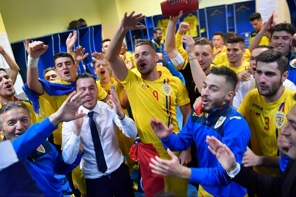 Imaginile bucuriei în vestiarul naționalei U21: Mirel Rădoi, așa cum nu l-ai mai văzut!
