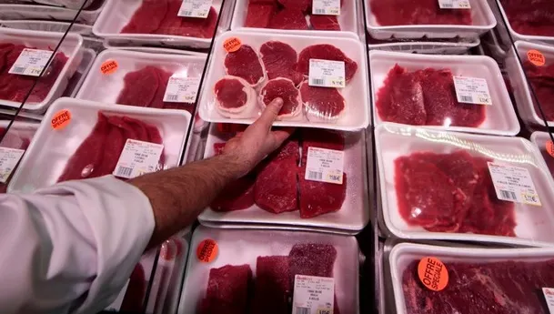 Cum a încercat un sucevean să fenteze sistemul. Bărbatul a lipit etichete de legume pe caserolele cu carne ca să plătească mai puțin la casă