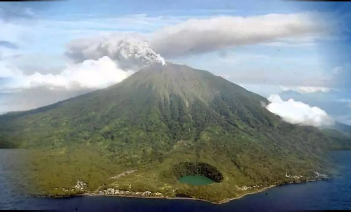 Catastrofele din Indonezia nu se mai opresc. După cutremur şi tsunami, Vulcanul Soputan a erupt
