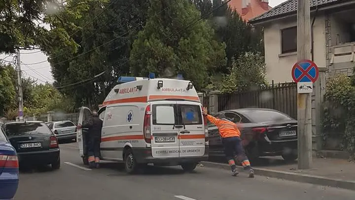 Au rămas cu Ambulanţa în pană, pe o stradă din Craiova