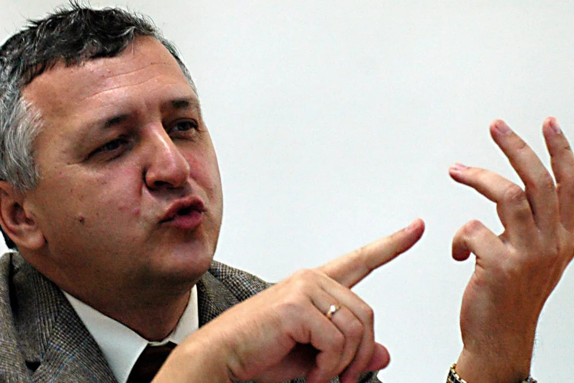 Gelu Diaconu:"Se apropie funia de par, Livache!"