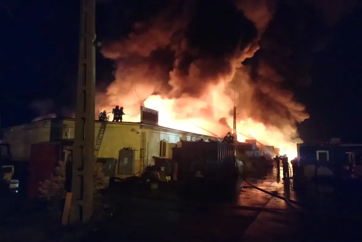 Incendiu puternic la un depozit de uleiuri şi vopsea din Sibiu. S-a aflat cauza dezastrului 