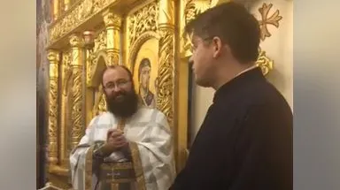 Imagini bizare: cunoscut politician, în biserică, anunță că vine din viitor și cheamă la referendum