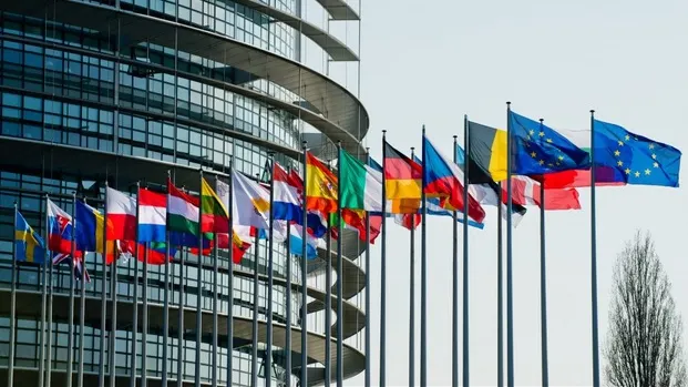 Alertă de APĂ CONTAMINATĂ în Parlamentul European. Comunicare de criză - nimeni nu are voie să bea
