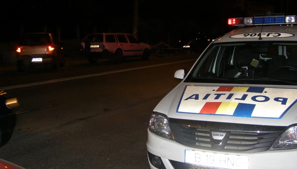 TIR plin de ţigarete de contrabandă, răsturnat. Poliţiştii încă numără marfa