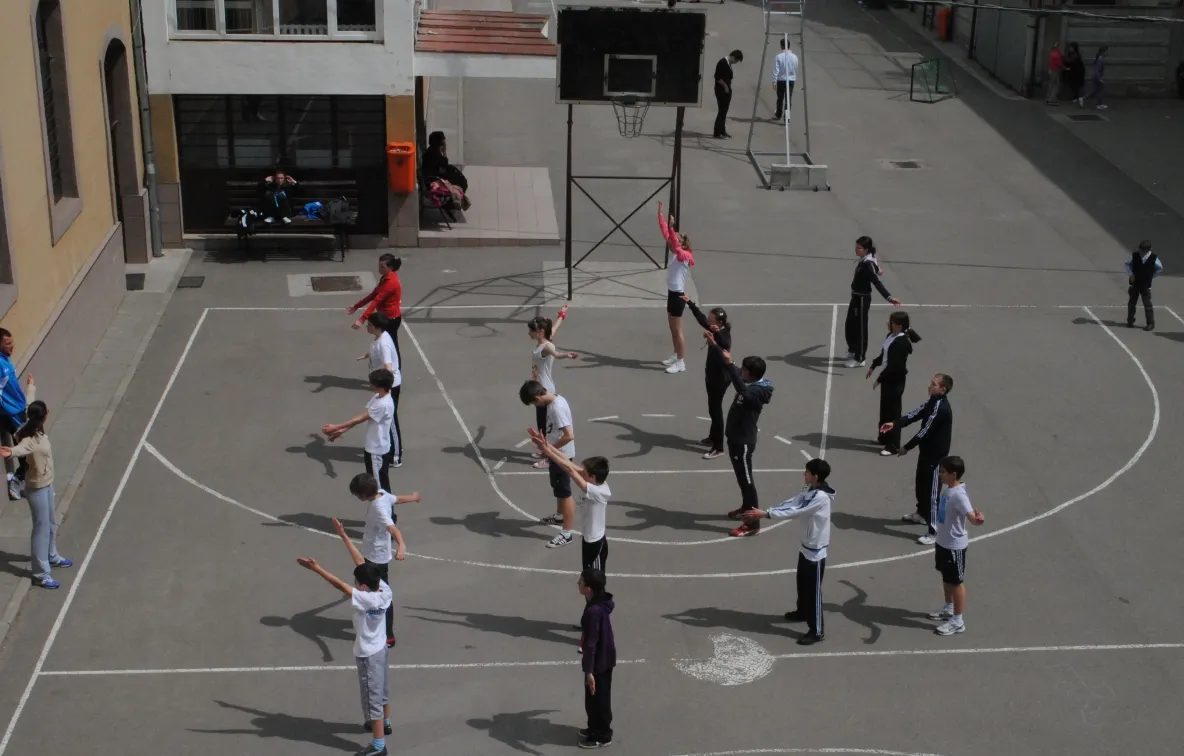 Anchetă în Constanţa: Un profesor a publicat imagini cu elevii echipându-se pentru ora de sport