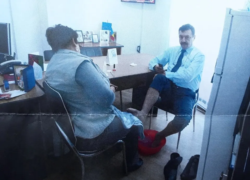 Şi-a băgat picioarele! Fotografie virală cu un director din primăria Tg. Jiu