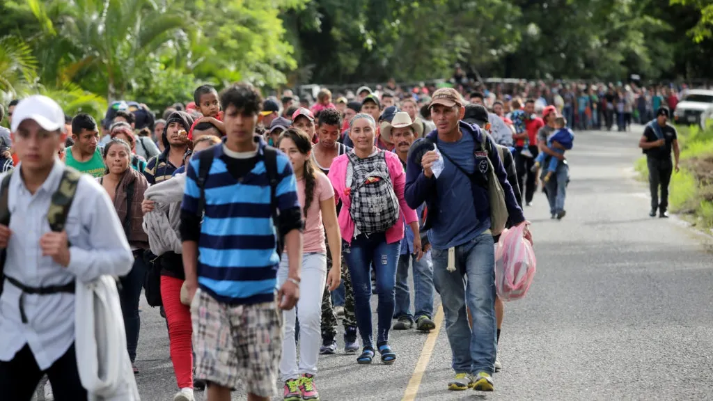 O caravană cu mii de migranți se apropie de SUA, iar Trump amenință cu armata