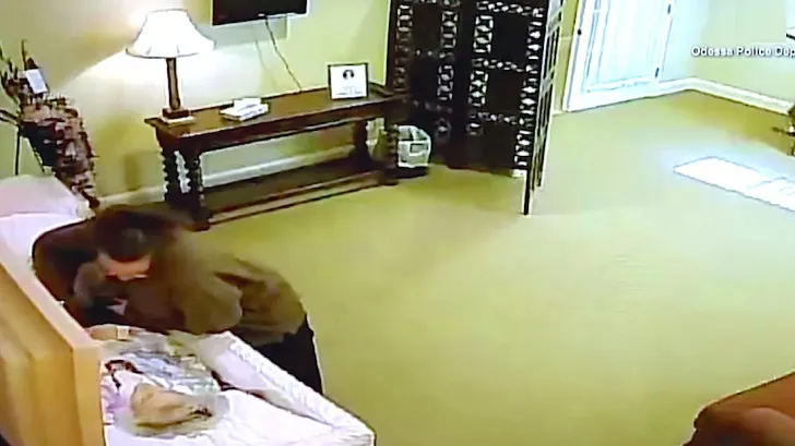 Femeia s-a aplecat peste moartă, în sicriu. Camerele de supraveghere au surprins urmarea șocantă