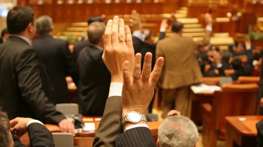 Când e programat votul pe moțiunea de cenzură depusă de USR-PLUS și AUR împotriva Guvernului Cîțu. Anunțul președintelui Senatului