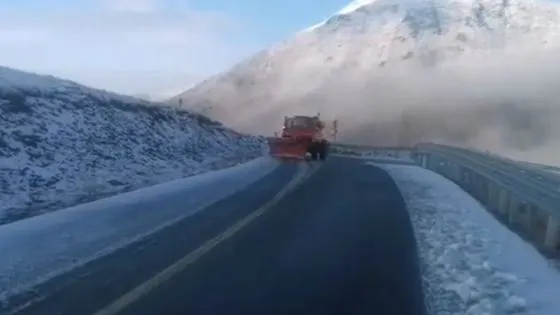 Locul din România unde e deja strat de zăpadă. Imagini incredibile. Drumurile se închid