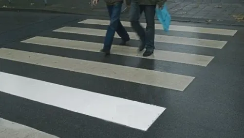 Vorbitul la telefon în timpul traversării străzii va costa scump. Unde se va întâmpla acest lucru 
