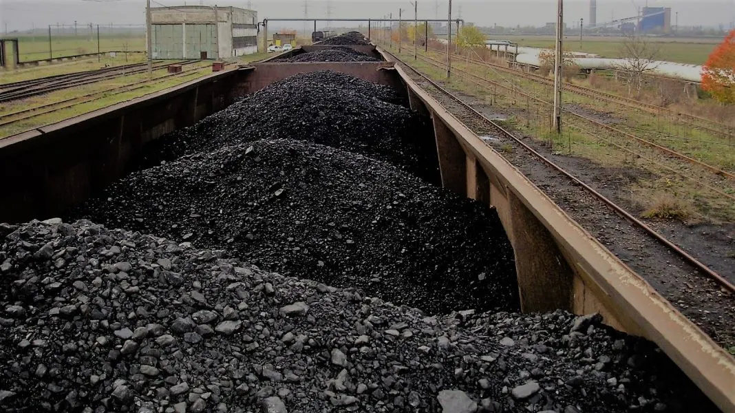 Un tren cu cărbuni a luat foc în județul Constanța