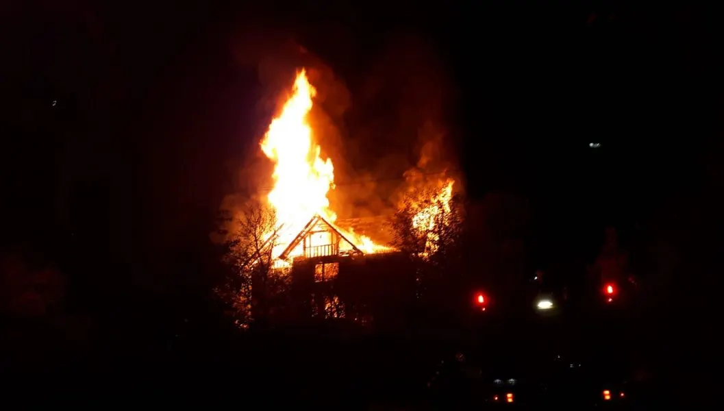 Vilă distrusă de foc! Casa a ars ca o torță