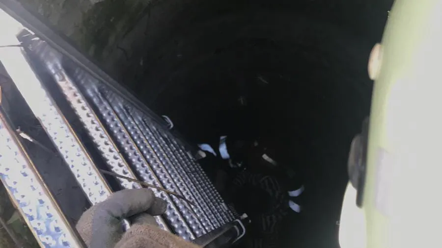 O femeie din Vâlcea, salvată de pompieri după ce a stat două zile într-o fântână