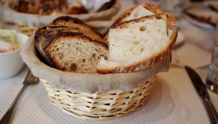 De ce să NU mănânci niciodată pâinea la restaurant