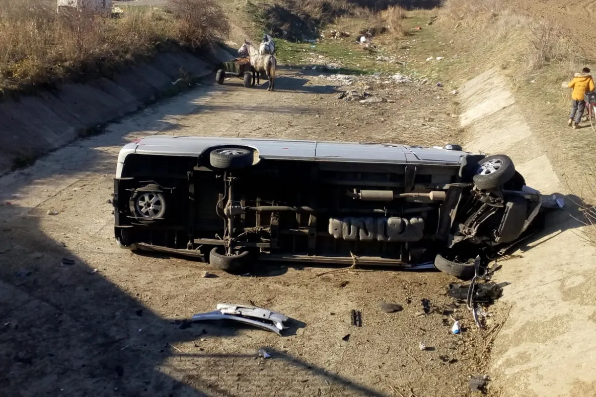 Mureş: Accident grav cu un microbuz. Sunt 10 victime