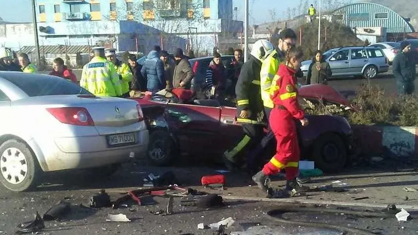 Impact devastator între o maşină şi un TIR cu fier vechi, în Mureş: un mort, 2 răniţi
