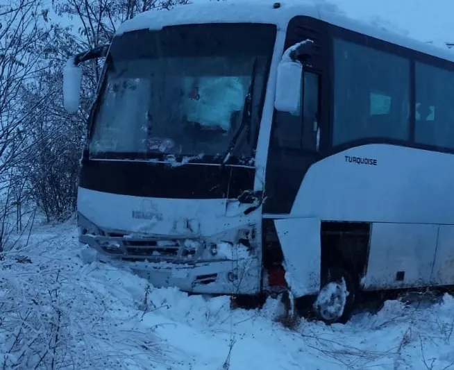 Microbuz cu 10 pasageri, accident pe un drum judeţean din Slatina. Doi răniţi (FOTO)
