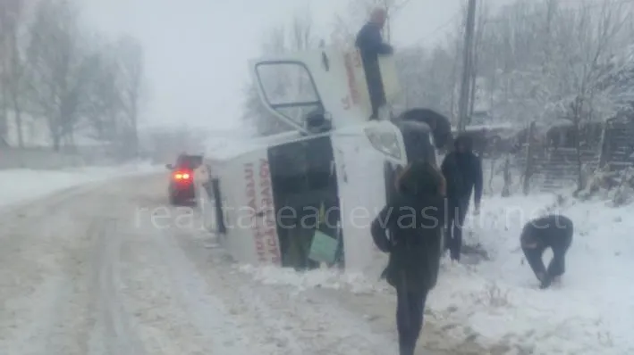 Microbuz de persoane răsturnat în judeţul Vaslui