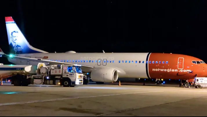 Aterizare de urgență pe Otopeni. Un pasager, preluat de SMURD
