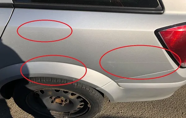 Scena halucinantă la Lugoj, bradul de Crăciun târât pe străzile oraşului, autoturisme avariate