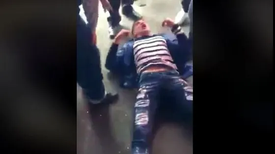 Tânărul din Brăila care a lovit mai multe persoane cu maşina şi a înjunghiat un bărbat, ARESTAT