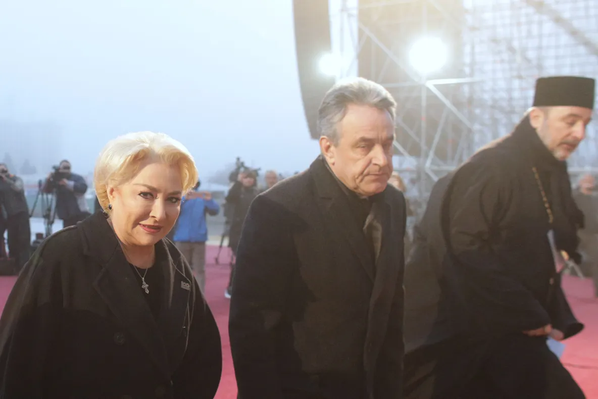 Viorica Dăncilă, o nouă GAFĂ chiar la evenimentul de sfințirea Catedralei Mântuirii Neamului. VIDEO