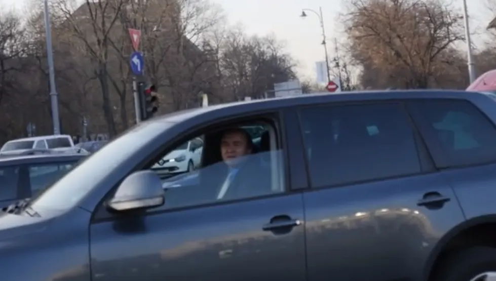 Tudorel Toader conduce o mașină primită cadou de la SRI