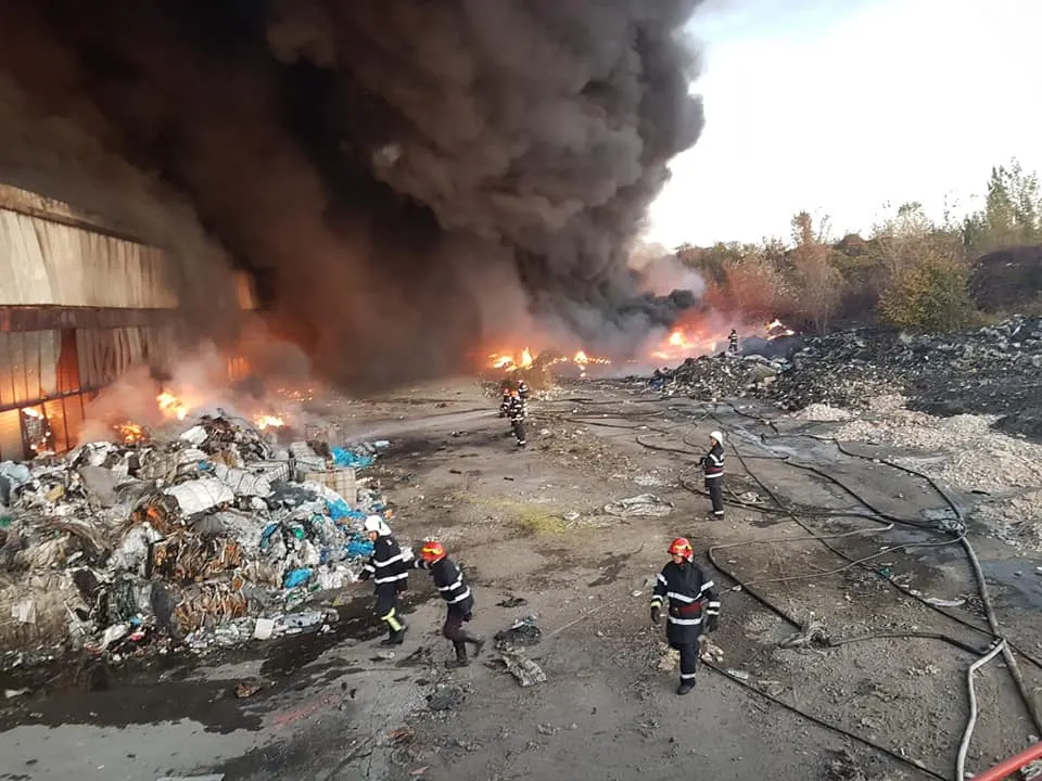 Incendiu TOXIC la Ploieşti, focul n-a fost stins nici după 20 de ore (VIDEO)