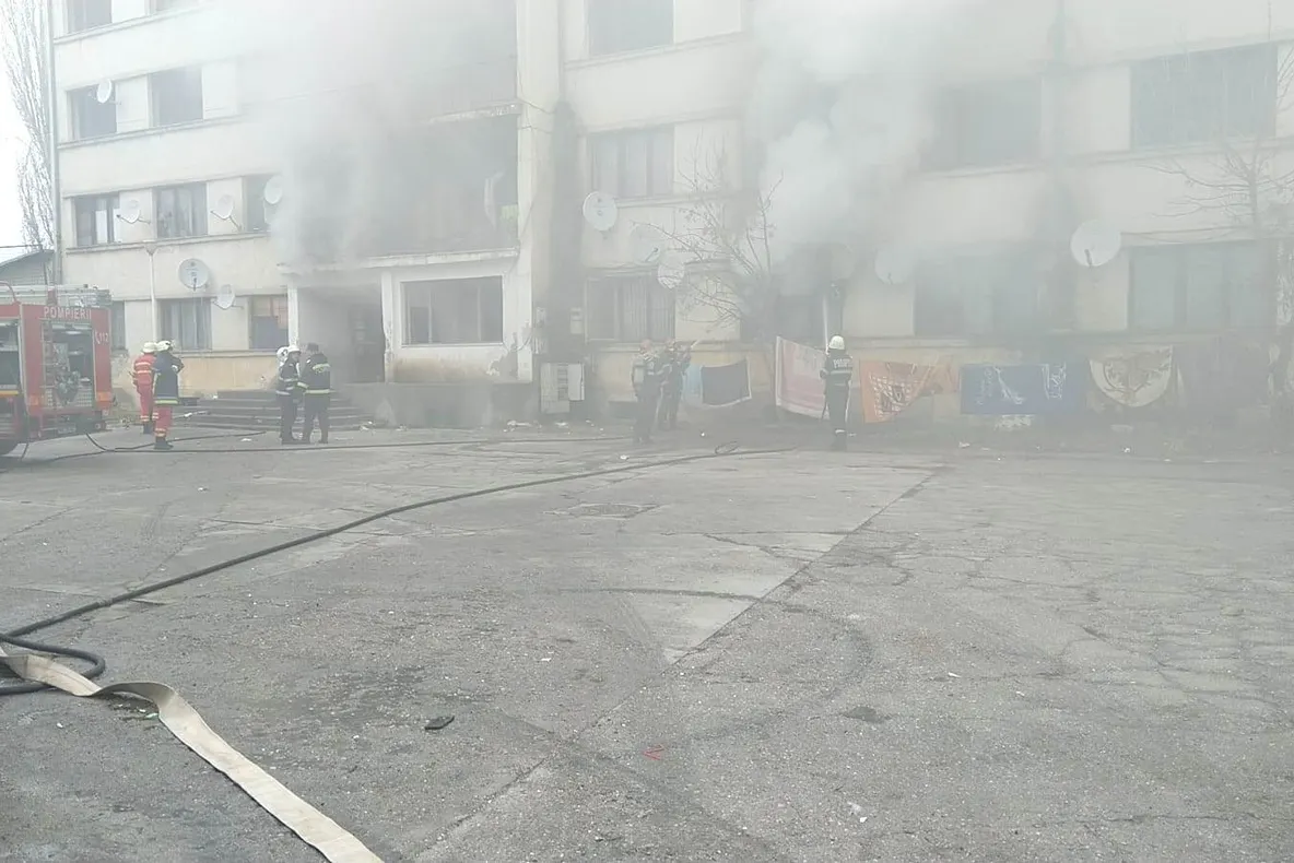 Incendiu la un bloc de locuinţe sociale din Slatina. Un mort şi cinci răniţi (VIDEO)
