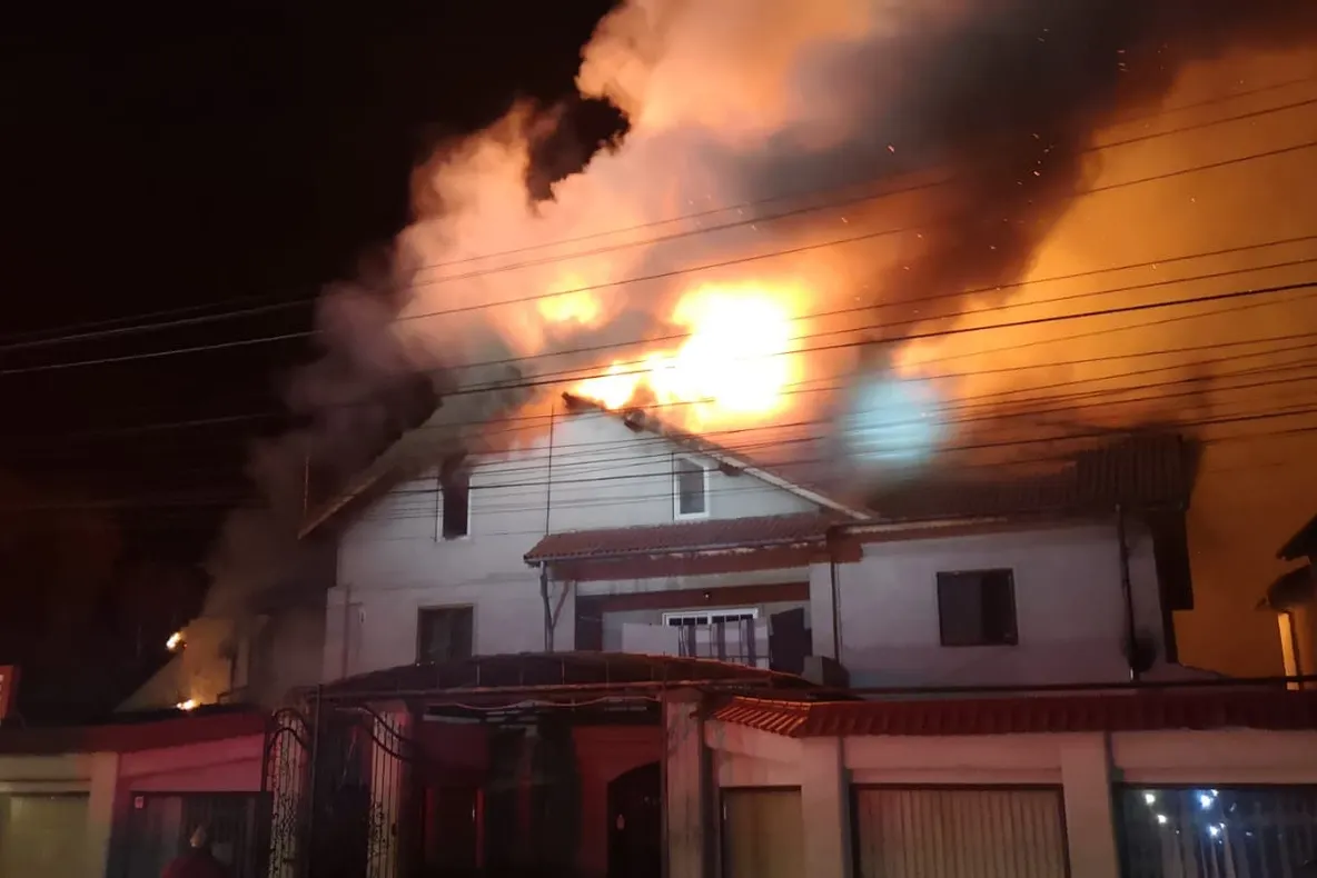 Incendiu devastator, pentru prima dată s-a activat RO-ALERT, oamenii trebuie să stea în case (VIDEO)