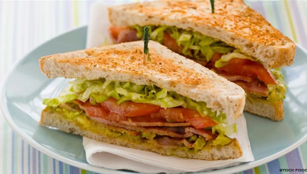 "Masă caldă” cu sandwich-uri pentru că nu există cantină