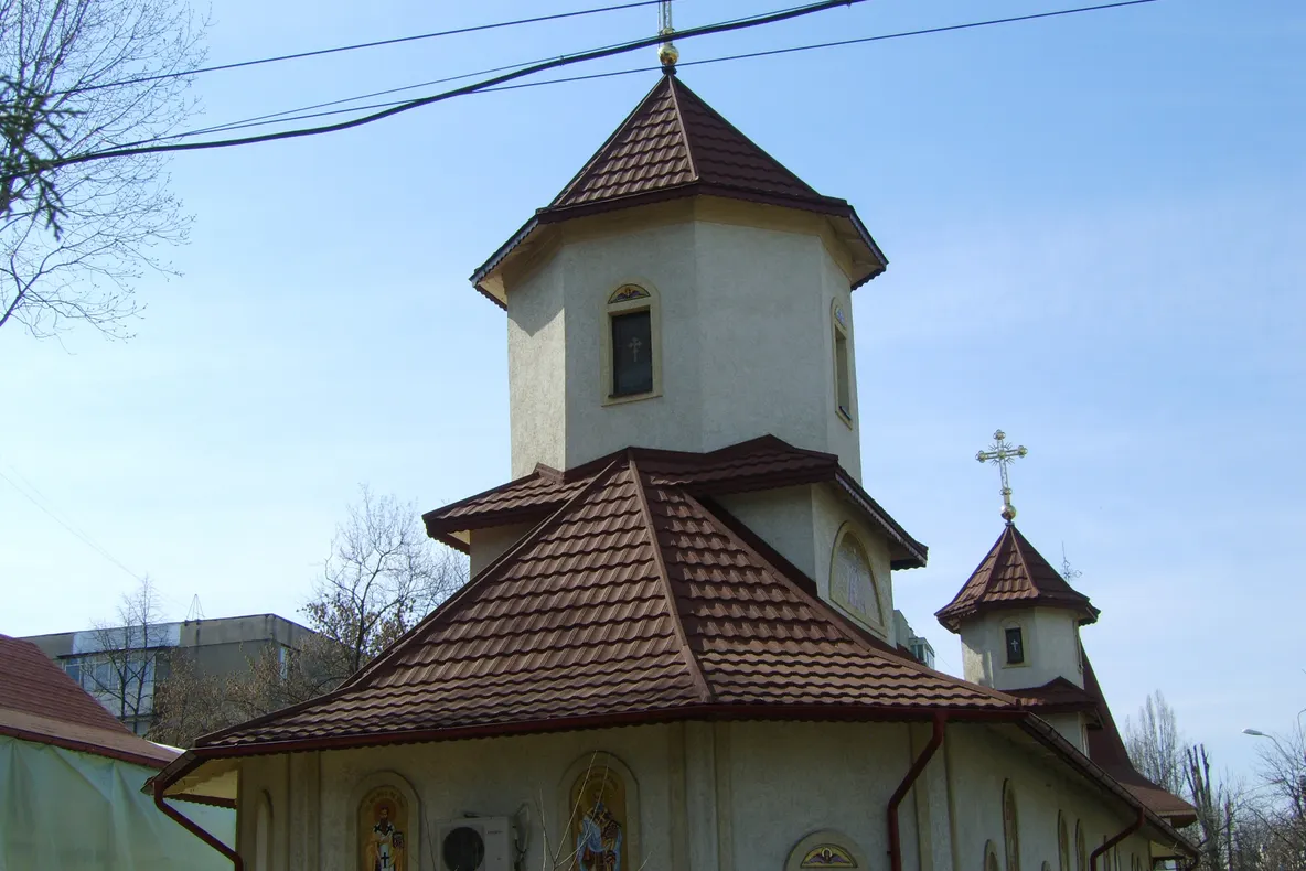 A murit după ce a căzut de pe acoperişul unei biserici