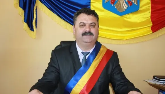 Primar din Vâlcea prins că fura la o dezbatere anticorupție. Cu ce a plecat edilul acasă? VIDEO