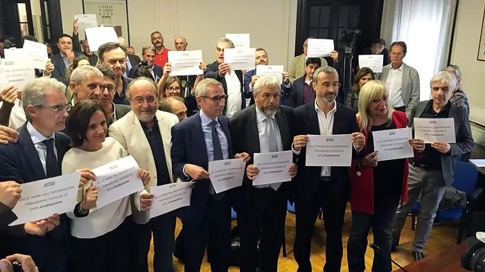 Guvernul Italiei atacă violent presa, jurnaliștii ripostează. Furie și proteste