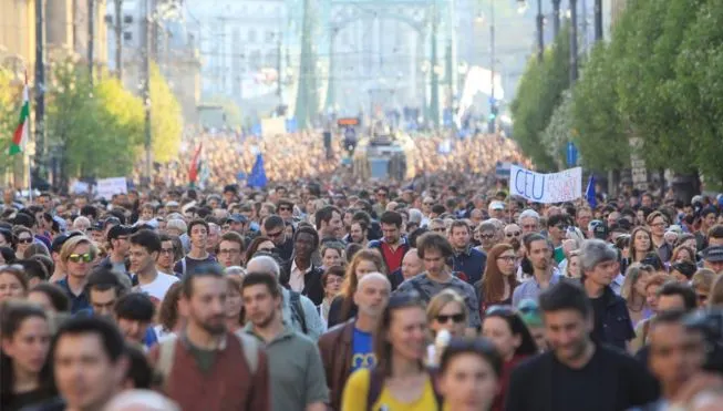 Mii de oameni în stradă, la Budapesta