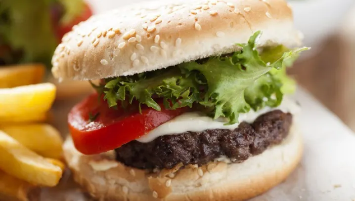 Ce se întâmplă la 10 minute după ce mănânci un hamburger. Organismul o ia razna!