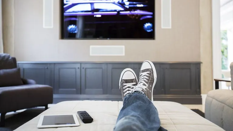 Se uita la TV când a auzit sunete ciudate în perete. L-a spart şi e HORROR ce a scos de acolo