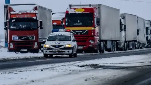 Haos la Vama Giurgiu, sunt cozi kilometrice de TIR-uri, se înaintează cu viteza melcului
