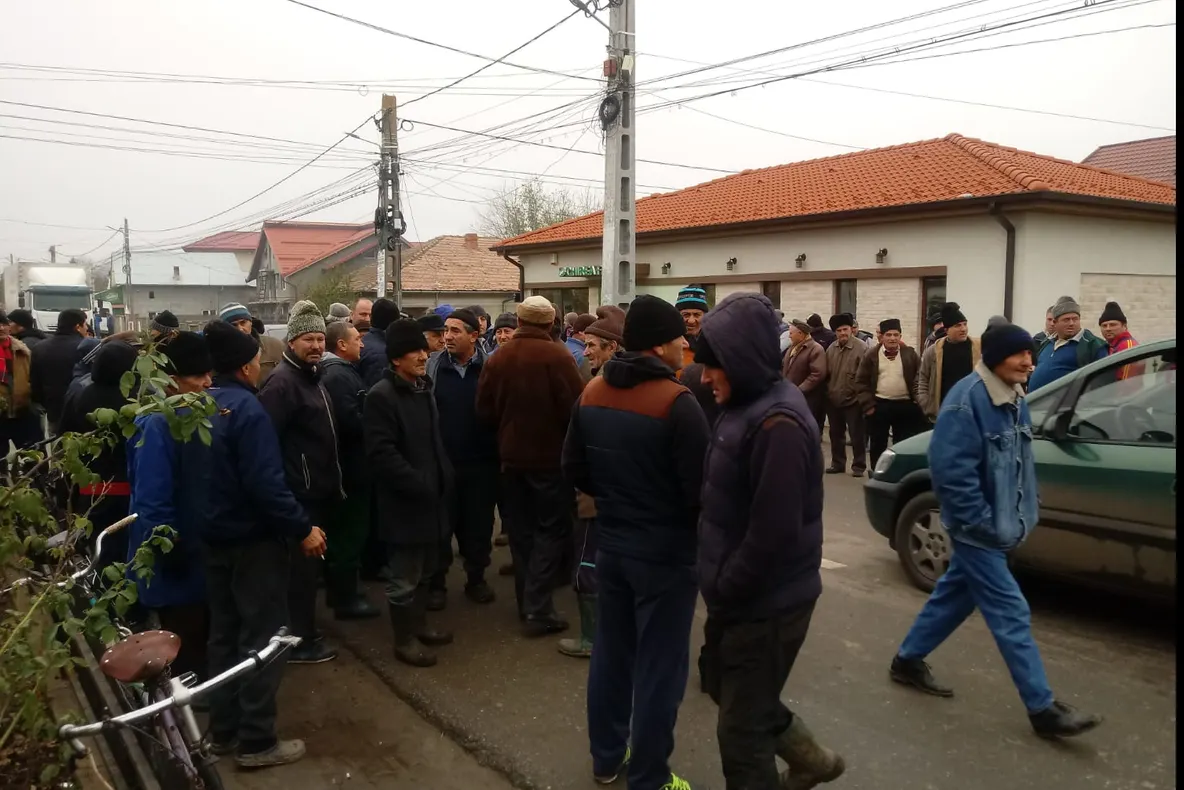 Revoltă la Rusăneşti. Oamenii au lut cu asalt primăria. Mai multe forțe de ordine, trimise în zonă