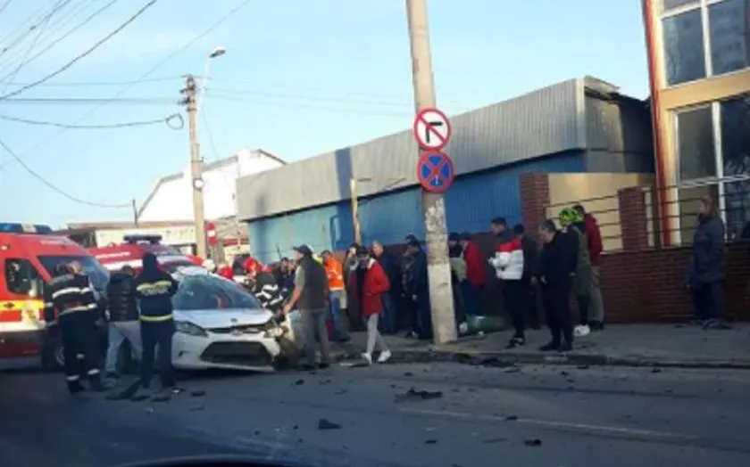 Accident grav pe şoseaua Antiaeriană, două autoturisme s-au ciocnit frontal