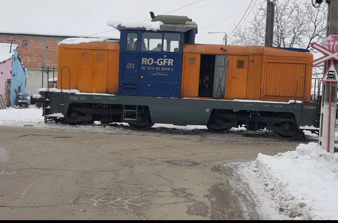 Circulație blocată de o locomotivă, care a deraiat în mijlocul unei intersecții din Arad