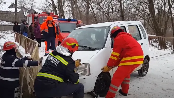 Autoturism în pericol de prăbușire. Imagini dramatice